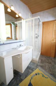 列兴Berggasthof Lahnerhof的浴室配有白色水槽和淋浴。