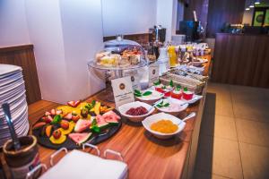 波兹南科瑞尔酒店的自助餐,餐桌上有许多不同类型的食物