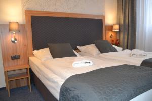 布拉格波希米亚人酒店的酒店客房设有两张床和床头板