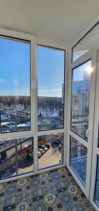 捷尔诺波尔Затишна квартира з виглядом на парк的客房设有4扇窗户,享有停车场的景致。