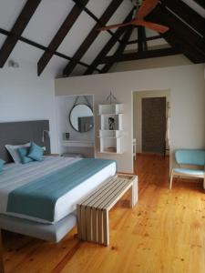 马普托Montebelo Milibangalala Bay Resort的一间大卧室,配有一张大床和一把椅子