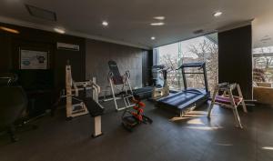 庆州庆州情人酒店的一间健身房,里面配有几台跑步机