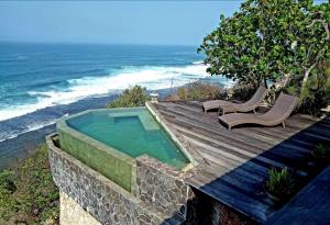 WatukarungBatu Hill Villa的海边木甲板上的游泳池