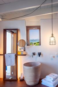 圣弗朗西斯科哈维尔拉玛西亚福门特拉酒店的一间带大浴缸和窗户的浴室