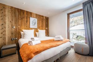 夏蒙尼-勃朗峰Le Globe Argentière Chamonix - by EMERALD STAY的一间卧室配有一张大床和毛巾