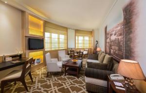 迪拜马可·波罗酒店的带沙发和电视的客厅