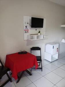 São Gonçalo do AmarantePousada e Posto Amigão的客厅配有红色桌子和电视