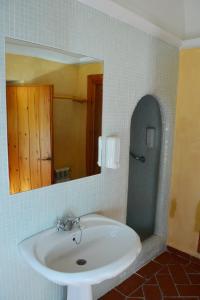 查兹拉德拉谢拉La Cartuja de Cazalla的一间带水槽和镜子的浴室