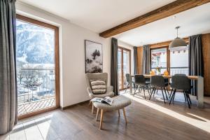 夏蒙尼-勃朗峰Le Globe Argentière Chamonix - by EMERALD STAY的客厅配有桌椅和窗户。