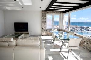 马贝拉Luxury Puerto Banus Penthouse With Parking & WI-FI的带沙发和玻璃桌的客厅