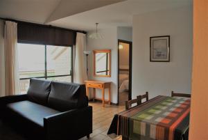 诺哈Apartamentos Suaces的客厅配有沙发和1张床