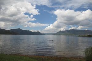 MacubaImuhira Campsites&CBT的在山 ⁇ 的湖中游泳