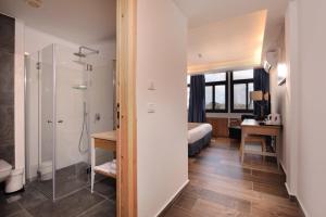 米茨佩·拉蒙Tzukim Desert Traveler's Hotel - מלון צוקים的带淋浴的浴室和卧室
