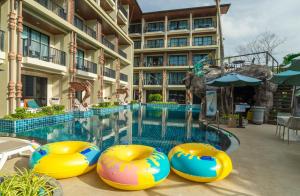 奥南海滩Ananta Burin Resort - SHA Extra Plus的度假村的游泳池