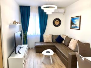 普兹诺Apartmani Kažanegra33的客厅配有沙发和桌子