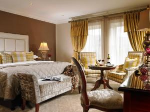 基拉尼麦克罗斯公园酒店及水疗中心的一间卧室配有一张床、一把椅子和一张桌子
