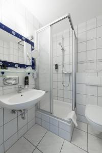 格拉尔-米里茨Hotel Ostseewoge的白色的浴室设有水槽和淋浴。