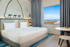 Swiss-Belinn Airport Muscat Oman客房内的一张或多张床位