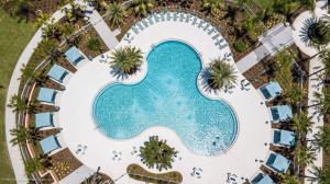 基西米Pool Villa wFREE Resort Access Great Reviews的享有度假村游泳池的顶部景致