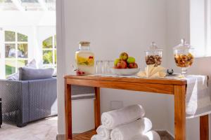 康斯坦提亚Stillness Manor Estate & Spa的一张桌子,上面有毛巾和一碗水果