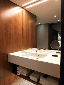 里斯本阿尔迪斯普利姆酒店的一间带水槽和镜子的浴室