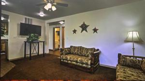 埃斯卡兰特Prairie Star的客厅配有沙发,墙上挂着星星。