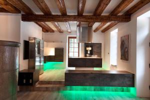 施卢赫湖Herrenhaus Schluchsee的一间大厨房,室内拥有绿色的灯光