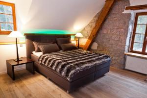施卢赫湖Herrenhaus Schluchsee的一间卧室配有一张铺有木地板的床。