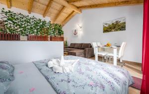 乌马格Villa HEIDI 2的卧室配有一张挂在墙上的植物床