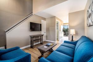 基拉戈Waterside Suites and Marina的客厅配有蓝色的沙发和桌子