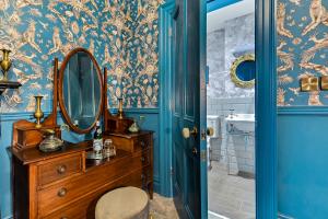 伦敦德里Jazz House的一间带镜子和木制梳妆台的浴室
