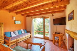 圣卡洛斯-德巴里洛切Punto Bariloche的带沙发和大窗户的客厅