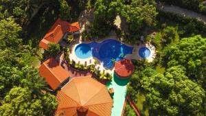 海地角卡纳别墅酒店的享有带游泳池的度假村的顶部景致