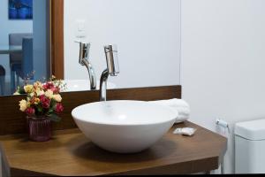 格拉玛多Monte Felice Stay - Parque da Vinícola的浴室的木制柜台上有一个白色的碗水槽