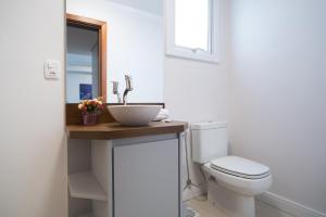 格拉玛多Monte Felice Stay - Parque da Vinícola的浴室配有白色卫生间和盥洗盆。