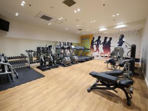 MatsuyamaGarden hotel Shiunkaku Higashimatsuyama / Vacation STAY 77481的健身房,配有跑步机和有氧运动器材