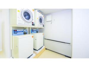 MatsuyamaGarden hotel Shiunkaku Higashimatsuyama / Vacation STAY 77481的厨房配有2台冰箱和微波炉。