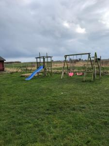 Natursköna Gamlegård på Ön Ven的儿童游玩区
