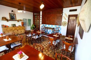 伦索伊斯Hospedaria Tayrona的一间在房间内配有桌椅的餐厅