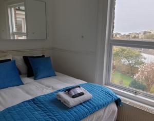 尚克林Clarence House Shanklin的一间卧室配有一张床,床上有毛巾