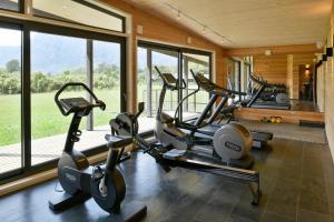 拉戈朗科Futangue Hotel & Spa的一间健身房,里面设有3台有氧运动器材,房间设有窗户