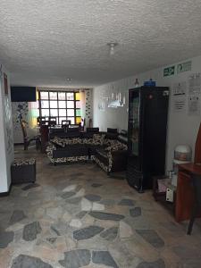 莱瓦镇ALMANIK的客厅配有沙发和沙发