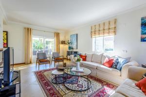 金塔湖Endless Summer Luxury Villa的客厅配有沙发和桌子