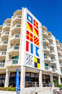 威尔伍德克拉斯特皇家港口海滨酒店的一面有彩色壁画的建筑