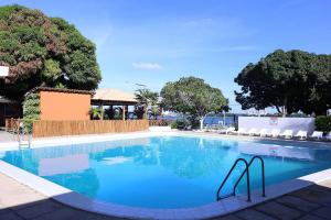 茹阿泽鲁Grande Hotel de Juazeiro的蓝色海水大型游泳池