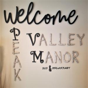 科罗拉多斯普林斯Peak Valley Manor, a Modern Farmhouse的表示欢迎的标志是走一段记忆