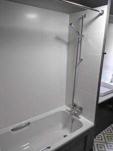 霍伊克Central Hawick spacious stylish flat with log burner的白色的浴室设有浴缸和水槽。