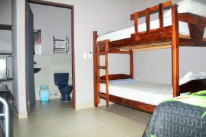 奎波斯城Apartamentos Mansión Tropical的一间带两张双层床和卫生间的卧室