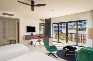暹粒鸟园酒店的一间卧室设有一张床和一间客厅。