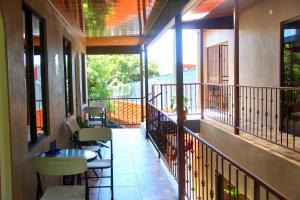 奎波斯城Apartamentos Mansión Tropical的阳台配有桌椅和窗户。